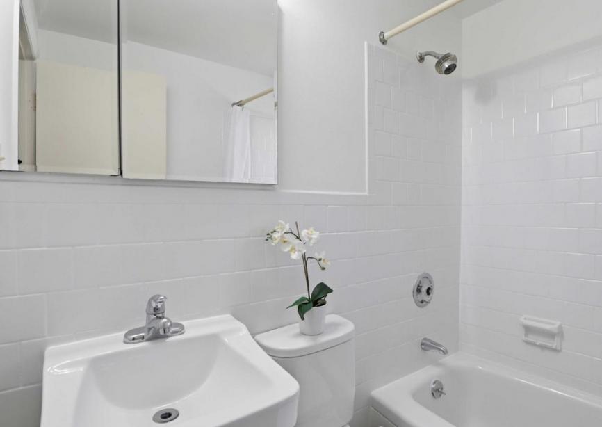 Upper Level Full Bath