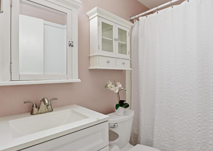 Upper Level Full Bathroom