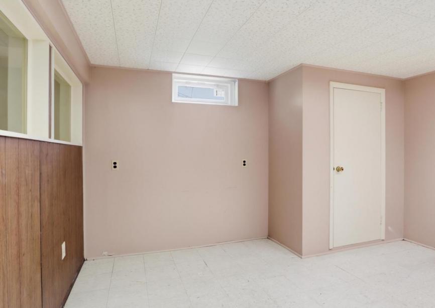 Basement Bonus Room/Potential 5th Bedroom