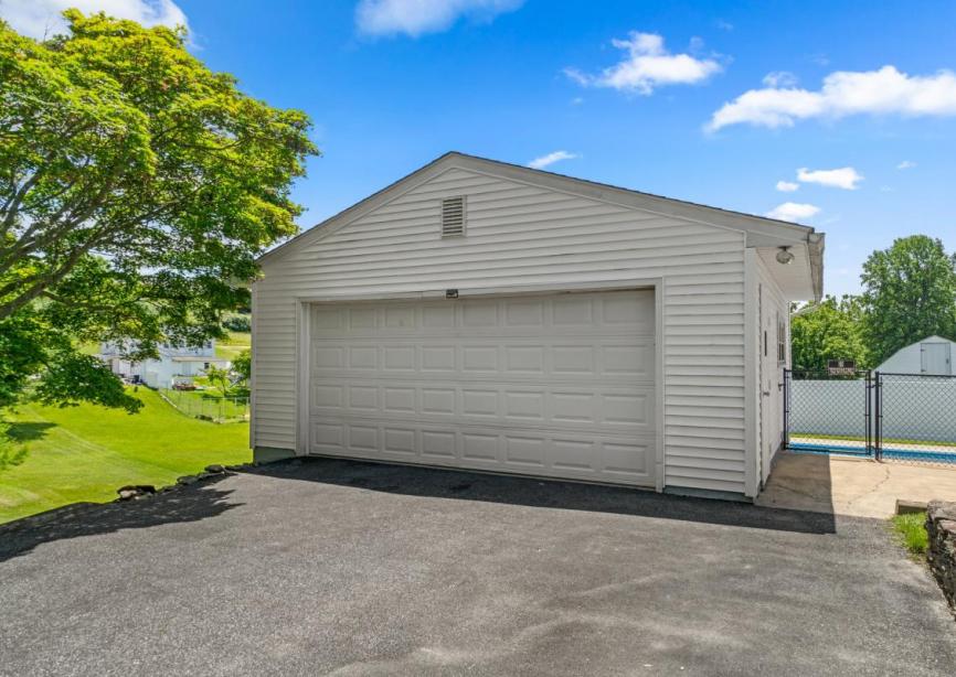 Detached 2 Car Garage